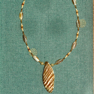 Shell necklace with pendant - N4036