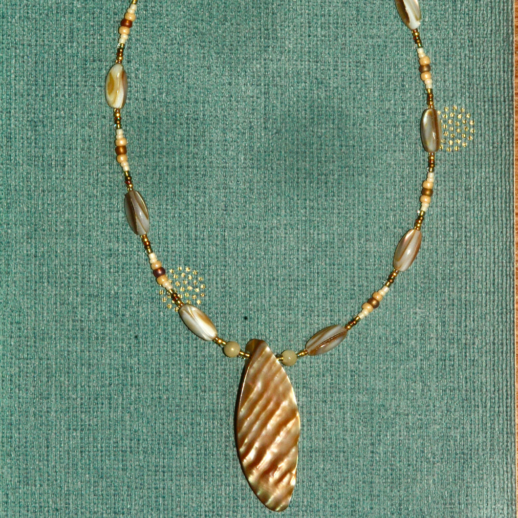 Shell necklace with pendant - N4036